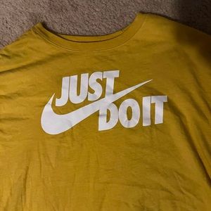 YELLOW NIKE T-SHIRT